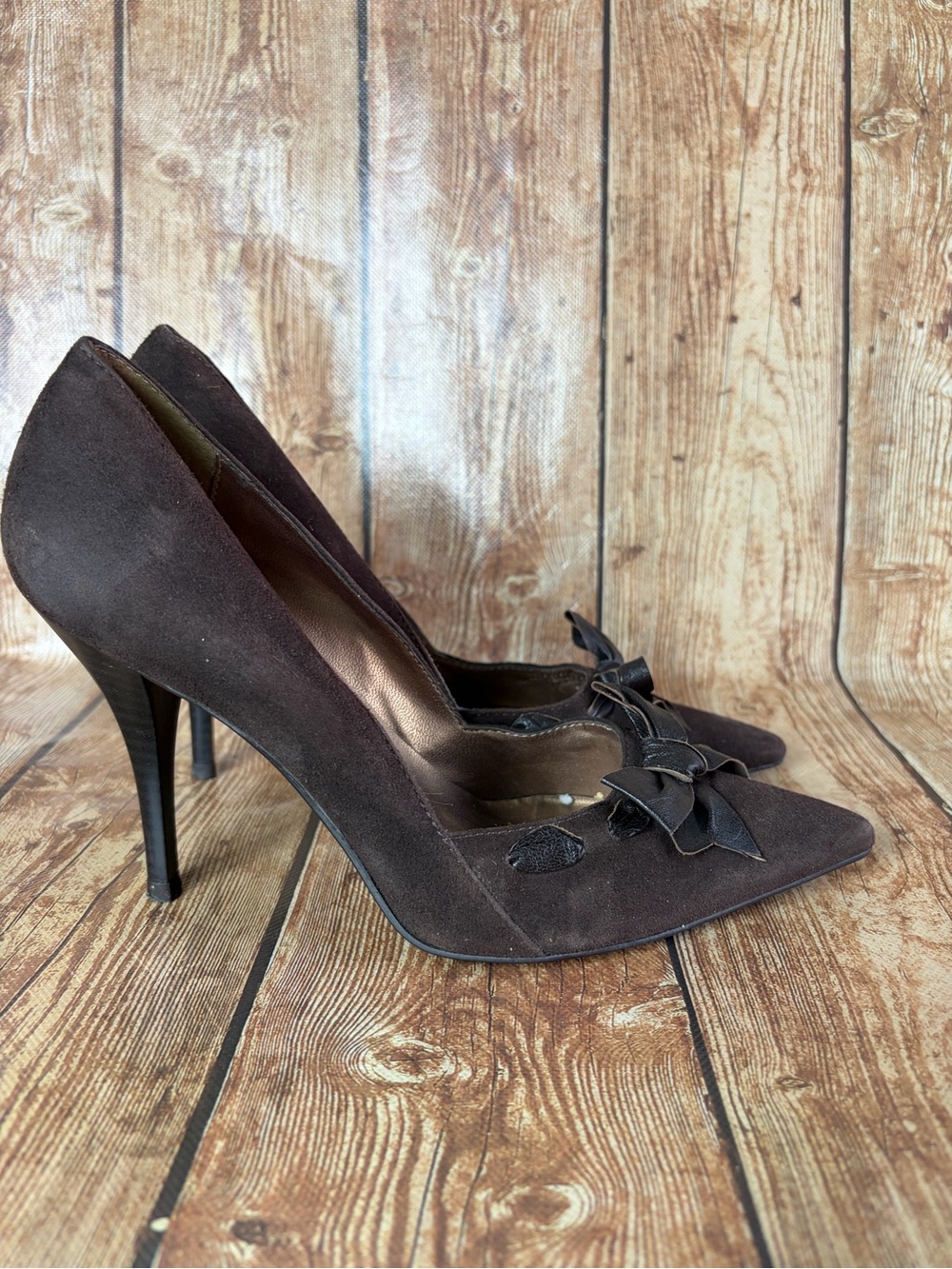 BCBG Chocolate Brown Suede Pointed-Toe Heels with Bow size 6